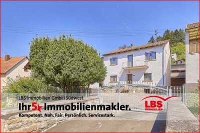 Freistehendes Zweifamilienhaus mit Werkstatt und großem Nebengebäude in ruhiger Lage
