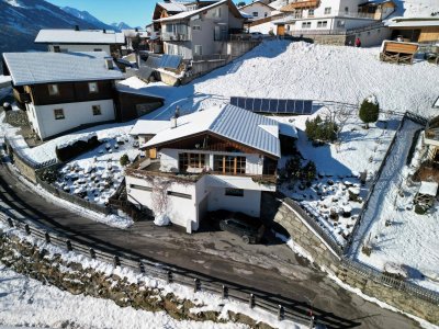 Wohnhaus mit Garage und Garten in sonniger Aussichtslage