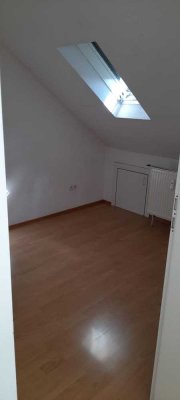 Sehr helle DG-Wohnung mit schoenem Ausblick