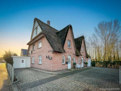 Moderne, zentrale Doppelhaushälfte unter Reet mit ca. 101 m² Wohnfläche auf Eigenland zu verkaufen