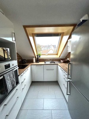 Neu renovierte, optimal geschnittene und helle 4,5 Zimmer DG-Wohnung