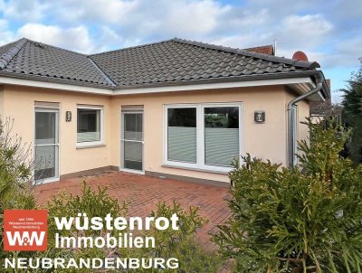 WOHNEN AUF EINER EBENE: WINKELBUNGALOW MIT EINBAUKÜCHE + SONNENTERRASSE + DOPPELCARPORT