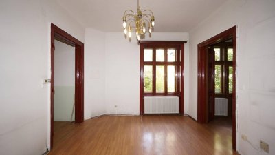 klassische, orginal erhaltene Altbauwohnung mit Balkon im 2. Stock ohne Lift