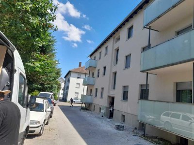 Schöne 4 Zimmer Wohnung im Saniertem 8 Familienhaus