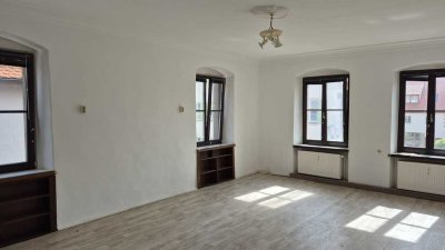 Schöne 2,5-Zimmer-Wohnung mit Küche und Bad in Weißenburg in Bayern