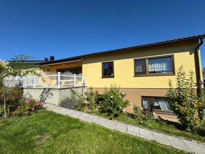 Freistehendes Einfamilienhaus mit schönem Garten und 2 Garagen in herrlicher Ortsrandlage!