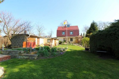 Sofort wohlfühlen: EFH mit Urlaubsfeeling dank großzügigem Garten, Pool und Garage in Brieselang