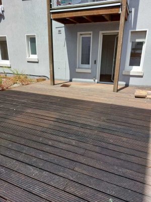 Geräumige und renovierte 3 Zimmer Erdgeschoss Wohnung mit großer Terrasse