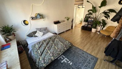 Vollständig renovierte 1-Raum-Wohnung mit Balkon und Einbauküche in Nürnberg