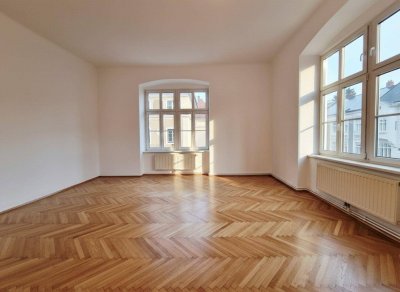 Donau-Uni &amp; IMC Nähe: 146m² Stilaltbau mit Fischgrätparkett &amp; Flügeltüren