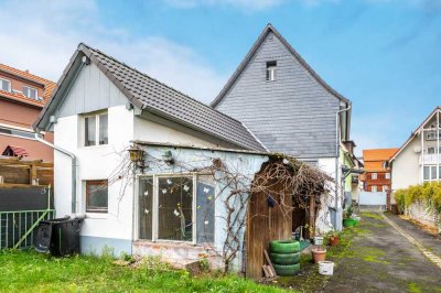 Maintal-Hochstadt: Sanierungsbedürftiges Einfamilienhaus mit großem Grundstück im  Altstadtkern