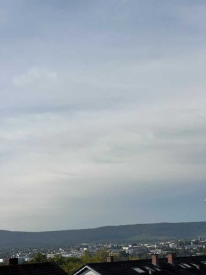 Charmante Doppelhaushälfte in bevorzugter Wohnlage – mit beeindruckender Fernsicht