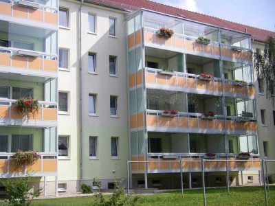 Gemütliche Singlewohnung mit einem großen verglasten Balkon.
