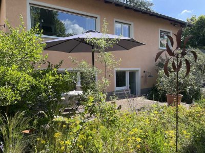 Gepflegte 2-Zimmer Einliegerwohnung mit großer Südterrasse