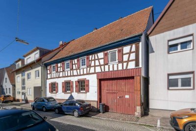 Liebhaberobjekt mit Charme und Seele mit ausbaubarer Scheune, Innenhof & Garten in KA-Knielingen