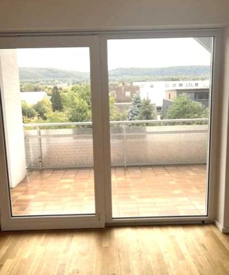 TOPP GEPFLEGTES 4 FAMILIENHAUS MIT 4 BALKONEN / TERRASSEN, 3 EINZELGARAGEN, 5 PKW STELLPLÄTZEN...