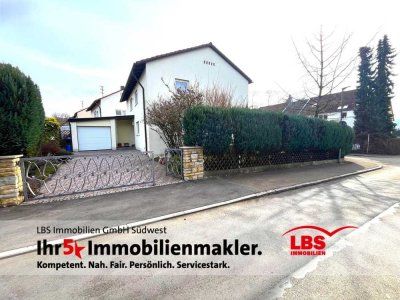 RUHIG + ZENTRAL! Großz., freist. Einfamilienhaus! Gr. Garage! Div. Stellplätze! Schöner Garten!