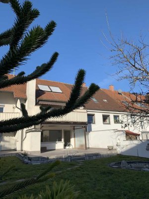 Älteres Stadthaus mit wunderschönem, großem Südgarten und großer Einzelgarage