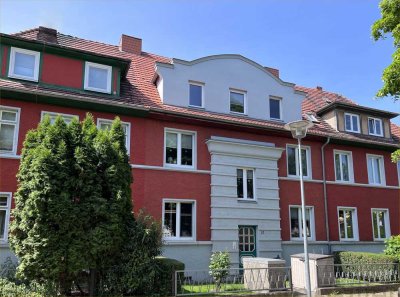 BUSCH-IMMOBILIEN ~ Gepflegte Dachgeschoss-Wohnung mit Einbauküche!