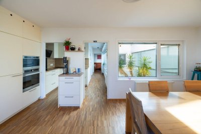 Atriumreihenhaus mit Wow-Effekt – stilvoll wohnen mit 51 m² Außenfläche