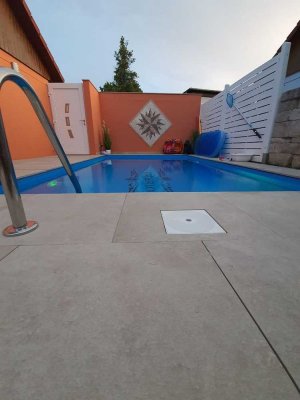 Reihenmittelhaus gehobene Ausstattung und Pool - Provisionsfrei zu verkaufen