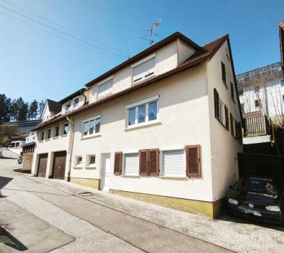 Ein- bis Zweifamilienhaus - 3 Garagen - Garten - viel Sonne