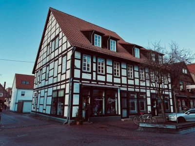 Attraktive, renovierte 2,5-Raum-Altbauwohnung