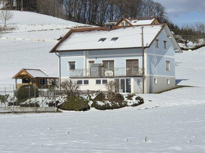 Großzügige und gepflegte Mietwohneinheit in einem Wohnhaus im Obergeschoß in ländlicher Ruhelage.