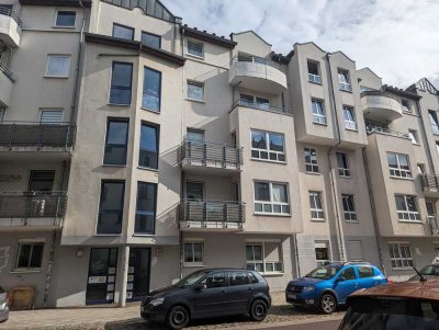 Nette Mieter für helle freundliche 2-Raum-Wohnung mit Balkon, EBK und TG-Stellplatz gesucht!