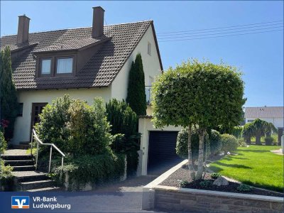 Schöne Doppelhaushälfte mit Garten und Garage, sofort frei