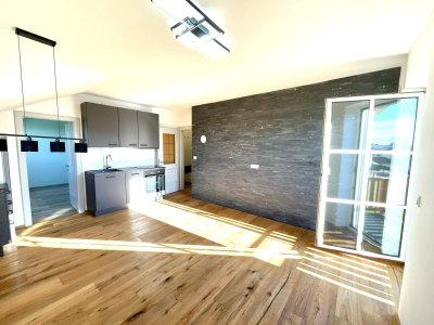 TOP ANGEBOT! 2-Zi.-DG-Wohnung mit Balkon und Parkplatz