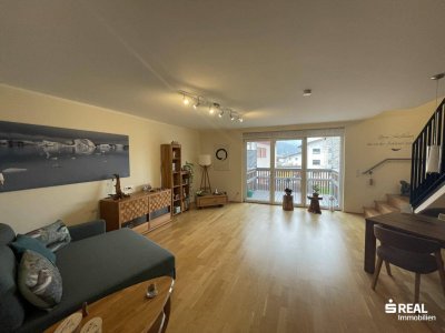 Modernes Wohngefühl auf zwei Ebenen – neuwertige Maisonette-Wohnung mit Balkon und traumhaftem Ausblick in Bad Häring