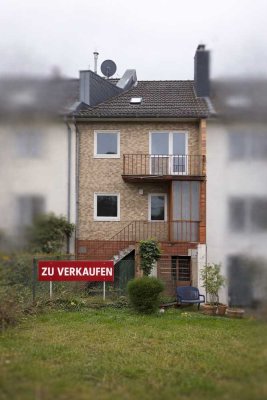 Sanierungsbedürftiges, leerstehndes Reihemittelhaus in Raderthal