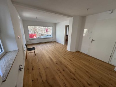 Individuelle kernsanierte 2-Zimmer Wohnung für Singles in ehemaligem Laden in Pfersee als Erstbezug