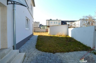 Sanierte 3- Zimmerwohnung mit Garten und Parkplatz