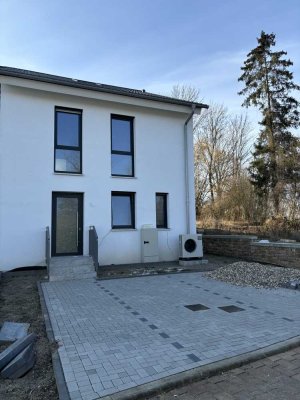 Neubau-Reihenendhaus: 5 Zimmer, Garten, 2 Stellplätze & Dachterrasse