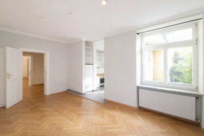 Gepflegte 2-Zimmer-Altbauwohnung mit großzügigen Grundriss und Südbalkon im Innenhof von Schwabing!