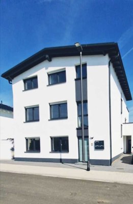 Bj. 2021 - Geschmackvolle 3-Raum-Wohnung mit Terrasse, Garten und Garage