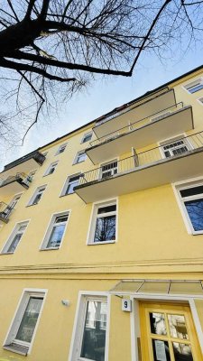 Helle 2 Zimmer Wohnung mit Balkon und moderner EBK