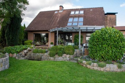 LICHTDURCHFLUTET MIT PARKÄHNLICHEM GARTEN