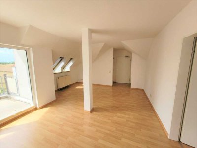 // Ab 01.07.2025 - Dachwohnung - Laminat - Abstellraum - PKW Stellplatz //