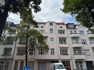 Sicher investieren: Vermietete Altbauwohnung im ruhigen Hof von Spandau