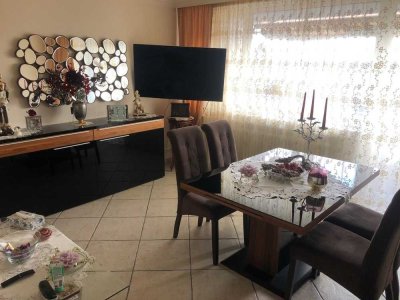 Geschmackvolle 4-Zimmer-Wohnung mit gehobener Innenausstattung mit Balkon und EBK in Frechen