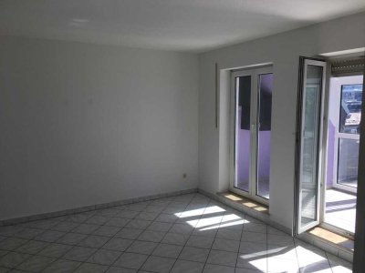 Neu Renovierte 3-Zimmer-Wohnung mit Balkon