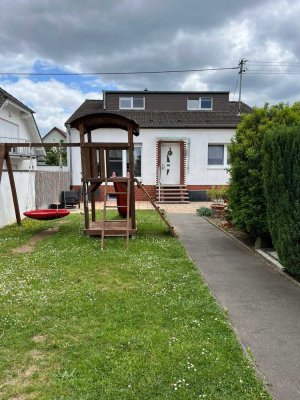 Einfamilienhaus mit Garten, Dachstudio & Garage in Hattersheim