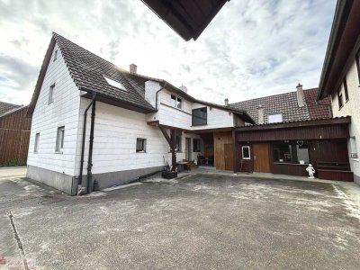 Einfamilienhaus mit Ökonomiegebäude und großem Grundstück