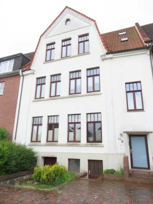 Große 3 Zimmerwohnung mit Balkon und Einbauküche in schöner Altstadtvilla