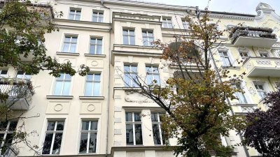 Bezugsfrei! Stilvolle Altbauwohnung mit Mini-Terrasse in begehrtem Winskiez