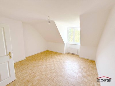 PROVISIONSFREI - SANIERT - ERSTBEZUG: eine sehr gut angelegte und helle 2-Zimmerwohnung im Dachgeschoss mit Eigengarten und zusätzlichen GOODIES!
