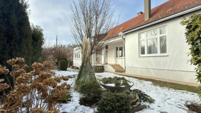 LIEBEVOLL RENOVIERTES STRECKHAUS MIT CHARMANTEM, UNEINSEHBAREM GARTEN
